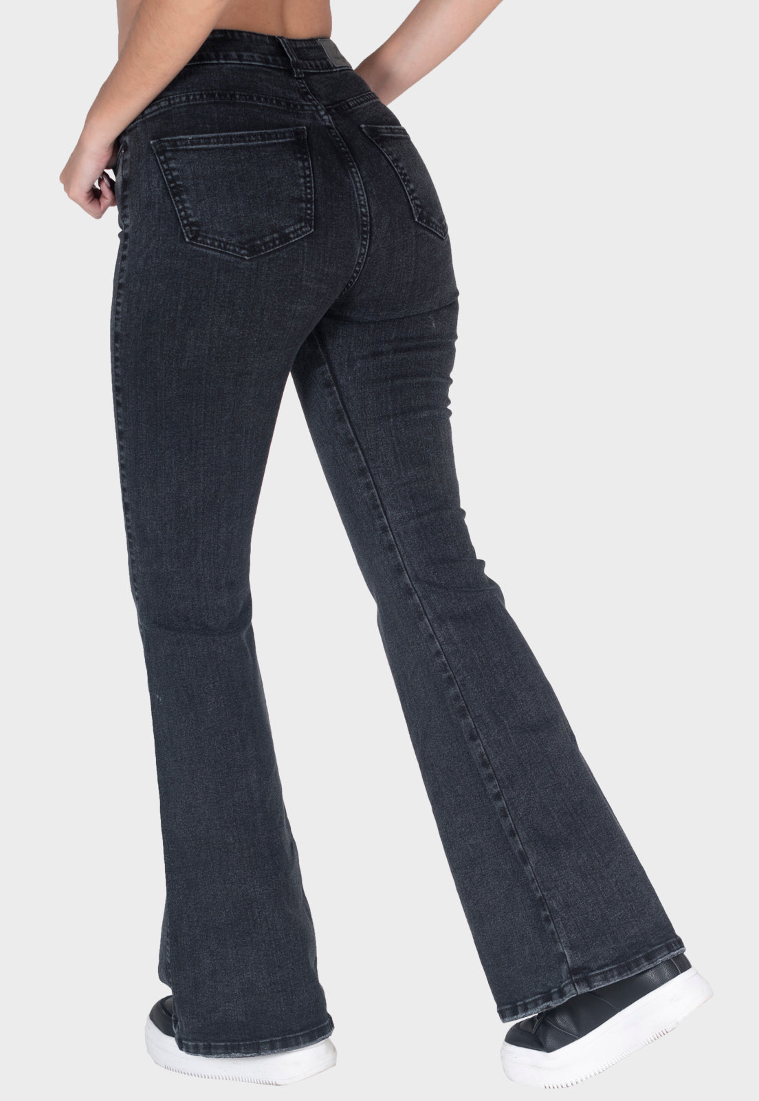 Pantalón jean semiflare negro para mujer